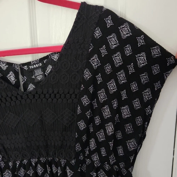 Torrid Black & White Diamond Print Top - Picture 6 of 12